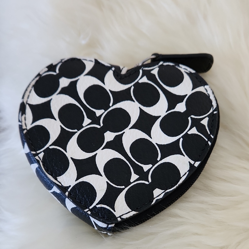 Adorable Coach Black & White Signature Leather Heart Change Wallet 🖤🪙🤍🎁